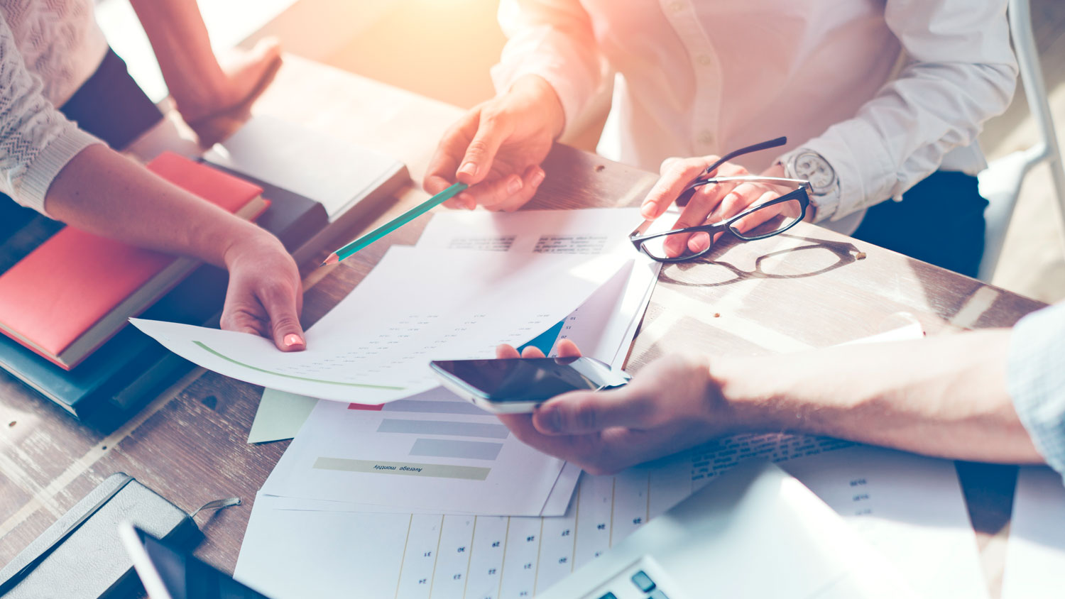 networking/expo
Equipo revisando datos en Inmobiliare Summits, conferencia de real estate en México. Análisis de documentos y móvil en mesa de trabajo.