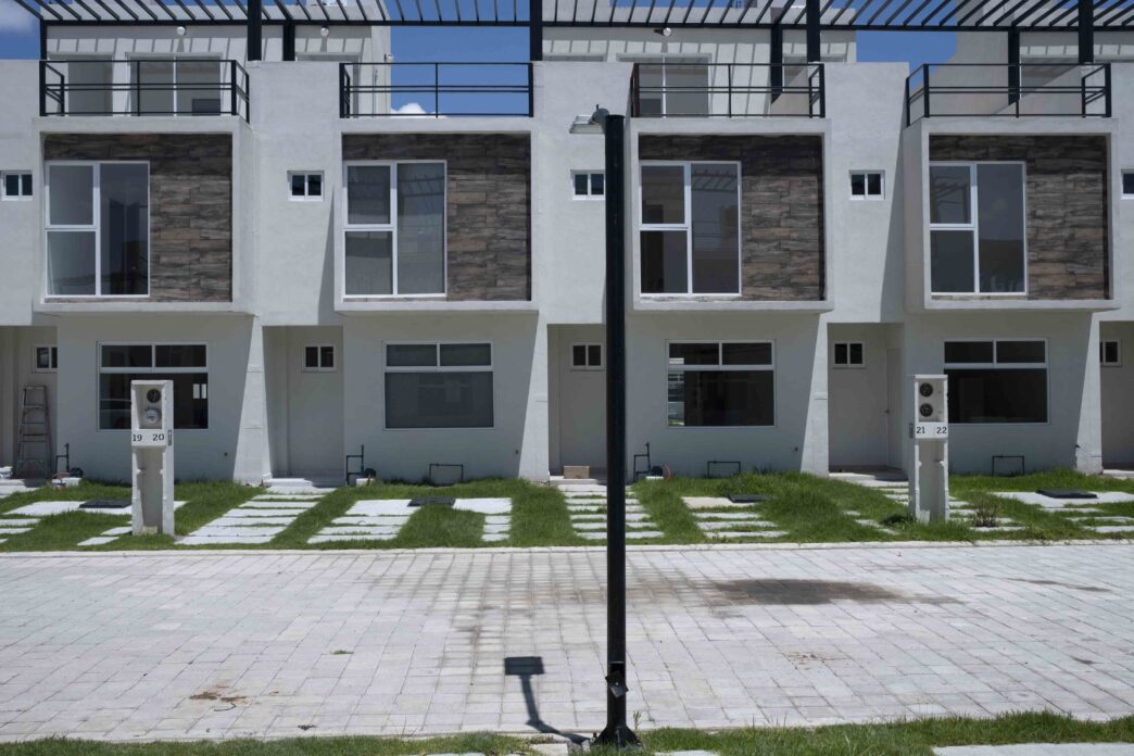 Venue/architecture
Filas de casas en México, parte de Inmobiliare Summits. Arquitectura moderna en un entorno urbano. Diseño inmobiliario para conferencia LATAM.