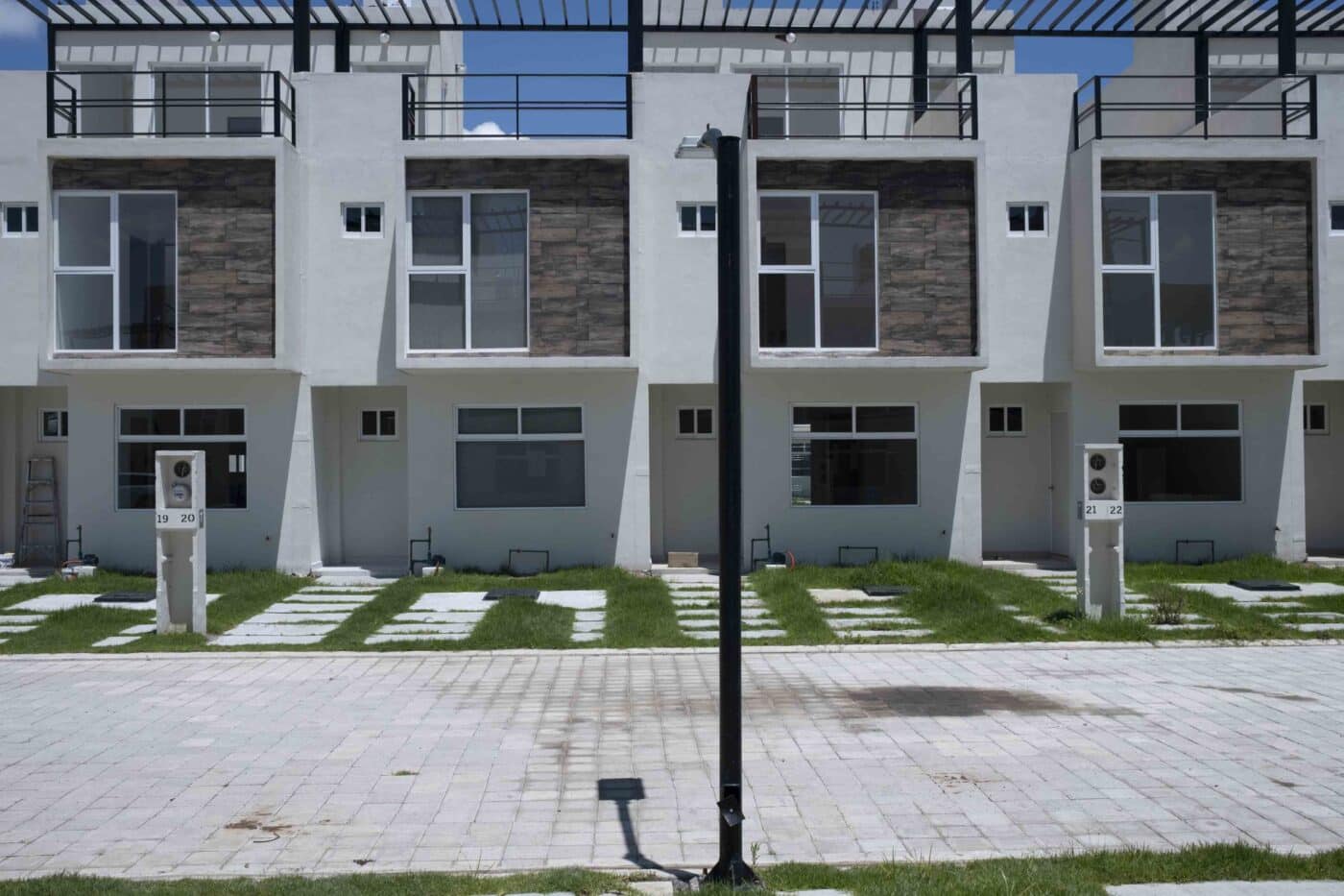 Venue/architecture
Filas de casas en México, parte de Inmobiliare Summits. Arquitectura moderna en un entorno urbano. Diseño inmobiliario para conferencia LATAM.