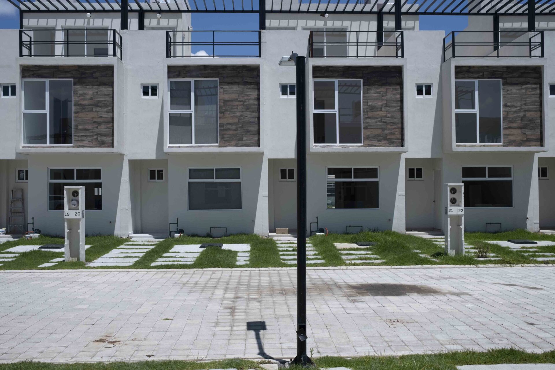 Venue/architecture
Filas de casas en México, parte de Inmobiliare Summits. Arquitectura moderna en un entorno urbano. Diseño inmobiliario para conferencia LATAM.