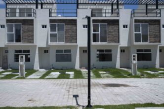 Venue/architecture
Filas de casas en México, parte de Inmobiliare Summits. Arquitectura moderna en un entorno urbano. Diseño inmobiliario para conferencia LATAM.