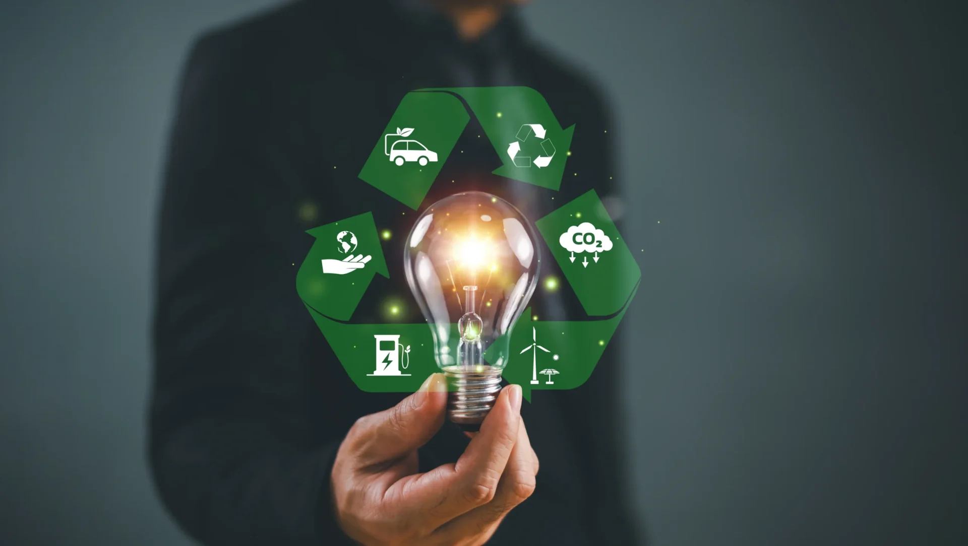 sponsors/branding
Hombre sujetando bombilla con logo de reciclaje. Energía renovable y sostenibilidad en Inmobiliare Summits. Conferencia real estate.