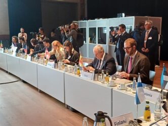 Representantes de países reunidos; España presente. Remodelación Castillo Burgos visible en el evento. Inversión de 2.3 millones de euros.