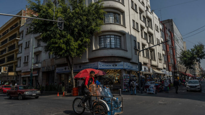 city/destination
Ciudad de México muestra su arquitectura en un día soleado. El mercado local refleja la vida cotidiana cerca de Inmobiliare Summits México.