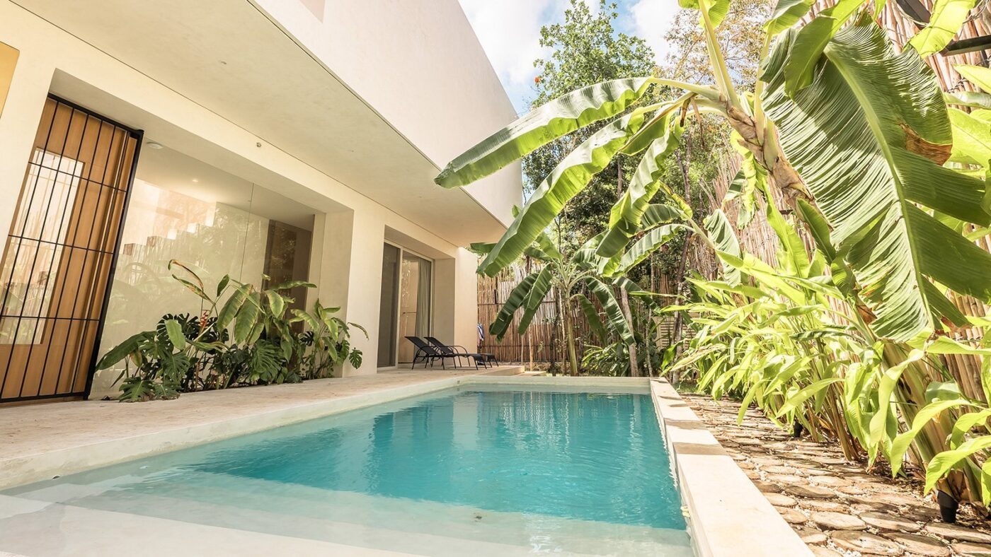 Venue/architecture.
Estética de renta vacacional en Acapulco. Diseño minimalista con piscina y vegetación tropical. Inversión inmobiliaria en México. #InmobiliareSummits