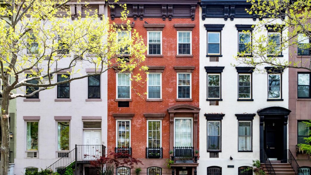 city/destination
Filas de casas adosadas en la ciudad, arquitectura residencial diversa. Inmobiliare Summits explora el mercado de real estate en LATAM.