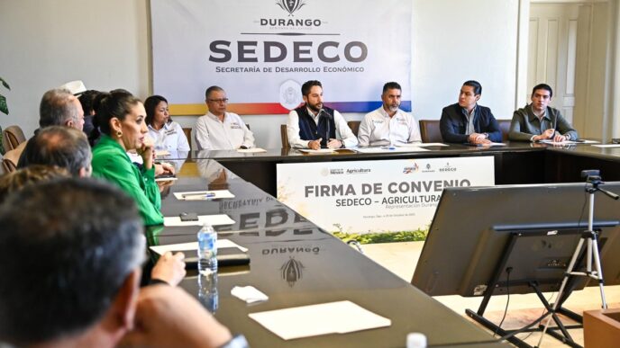 Sponsors/branding.
Firma de convenio Sedeco-Agricultura en Durango, México. Reunión de funcionarios en mesa directiva. Desarrollo urbano Inmobiliare Summits.