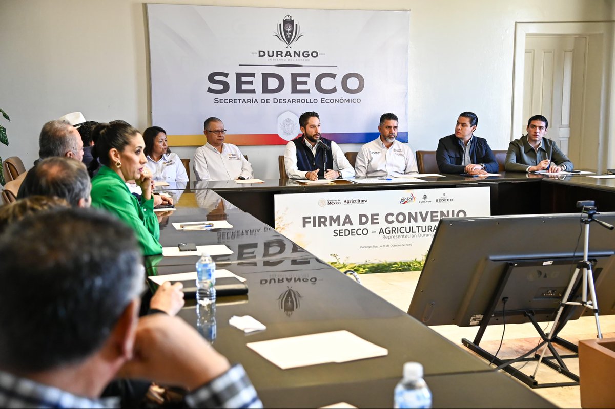 Sponsors/branding.
Firma de convenio Sedeco-Agricultura en Durango, México. Reunión de funcionarios en mesa directiva. Desarrollo urbano Inmobiliare Summits.