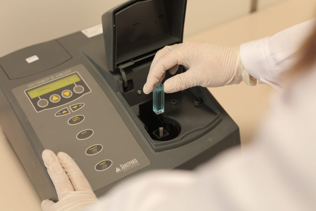 Speakers/headshot.

Investigación en The Façade Studio: Técnico introduce muestra en espectrofotómetro Spectronic 20 Genesys para análisis. Proyectos terminados.