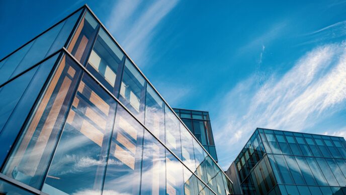 Venue/architecture
Edificio moderno con fachada de cristal en Mérida, México. Reflejo del cielo en Inmobiliare Summits, evento de real estate LATAM.