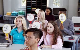 The category is none of the options.

Alt text: Estudiantes participan en clase, mostrando nombres en paletas. Aprendizaje activo en conferencia.