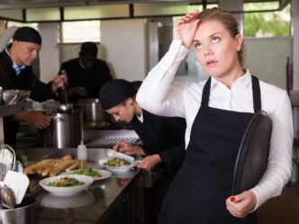 Here's my response:

networking/expo
Equipo de cocina en pleno trabajo durante Inmobiliare Summits, un evento clave en el sector real estate en LATAM. El esfuerzo detrás de cada detalle.