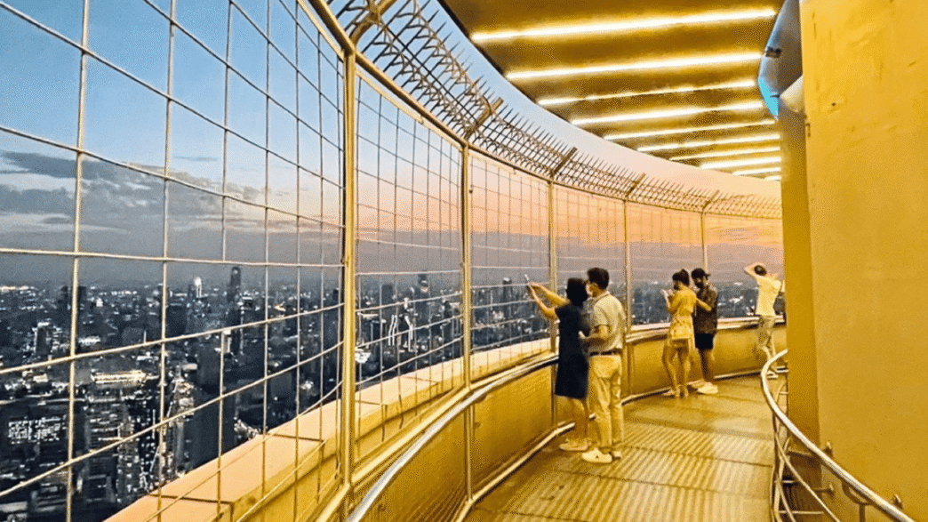 Vista panorámica de la ciudad desde el Gran Teatro Yichang. Asistentes a Inmobiliare Summits admiran la arquitectura del venue. Real estate.
