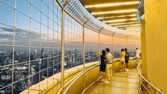 Vista panorámica de la ciudad desde el Gran Teatro Yichang. Asistentes a Inmobiliare Summits admiran la arquitectura del venue. Real estate.