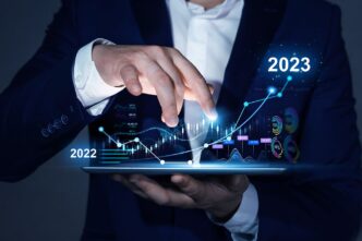 Análisis del retail catalán: Hombre con tablet muestra gráficas de crecimiento de negocios. 2022-2023 positivo para el comercio catalán.