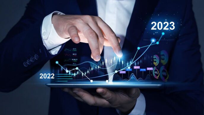 Análisis del retail catalán: Hombre con tablet muestra gráficas de crecimiento de negocios. 2022-2023 positivo para el comercio catalán.