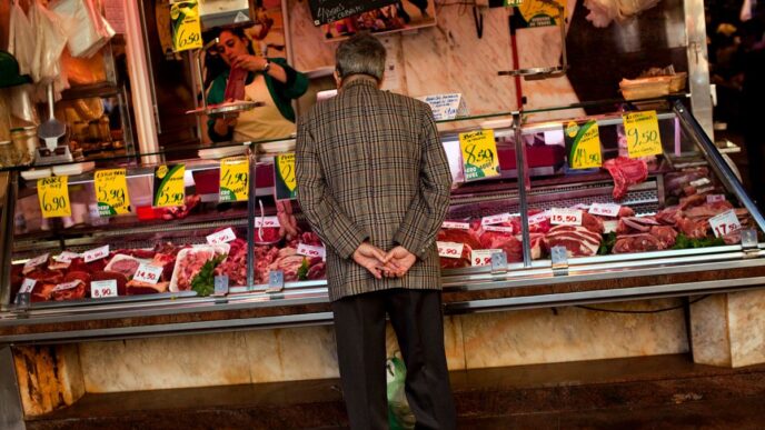 city/destination
Un comprador observa la carne en un mercado en España. El retail español muestra crecimiento en Europa. Inmobiliare Summits analiza el real estate.