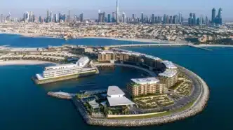 Venue/architecture.
Vista aérea de Jumeirah Bay Island, Dubái, sede de eventos Inmobiliare Summits. Arquitectura moderna en isla artificial. Impulso al sector real estate.