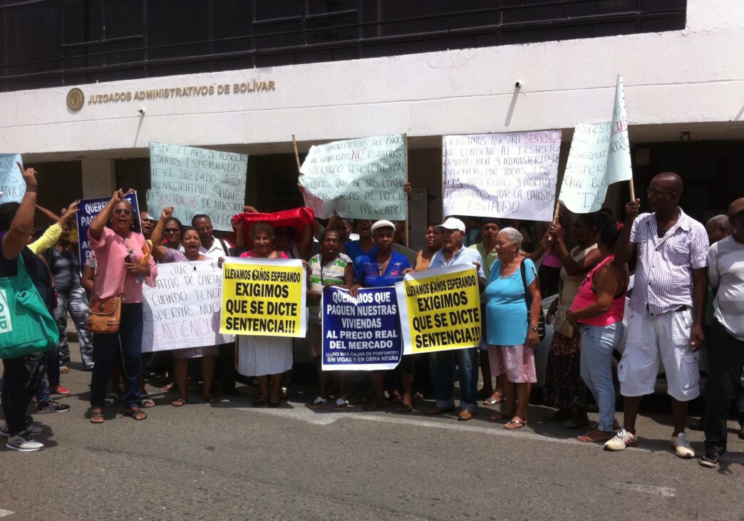 venue/architecture
Manifestantes protestan frente a juzgados en CDMX exigiendo sentencias. Demandas de vivienda y justicia. Inmobiliare Summits, real estate.