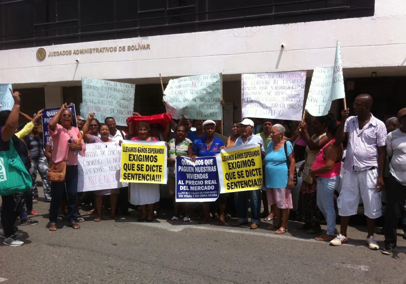 venue/architecture
Manifestantes protestan frente a juzgados en CDMX exigiendo sentencias. Demandas de vivienda y justicia. Inmobiliare Summits, real estate.