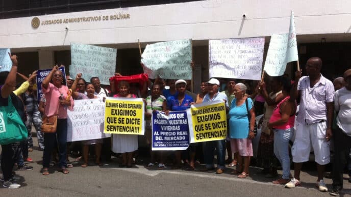 venue/architecture
Manifestantes protestan frente a juzgados en CDMX exigiendo sentencias. Demandas de vivienda y justicia. Inmobiliare Summits, real estate.