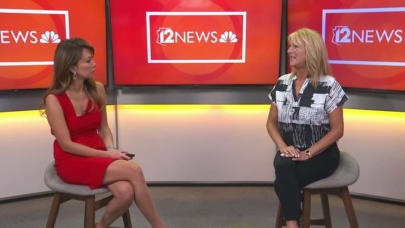 speakers/headshot
Entrevista en vivo con dos mujeres en un programa de noticias, sentadas en sillas frente a pantallas con el logo de 12 NEWS.