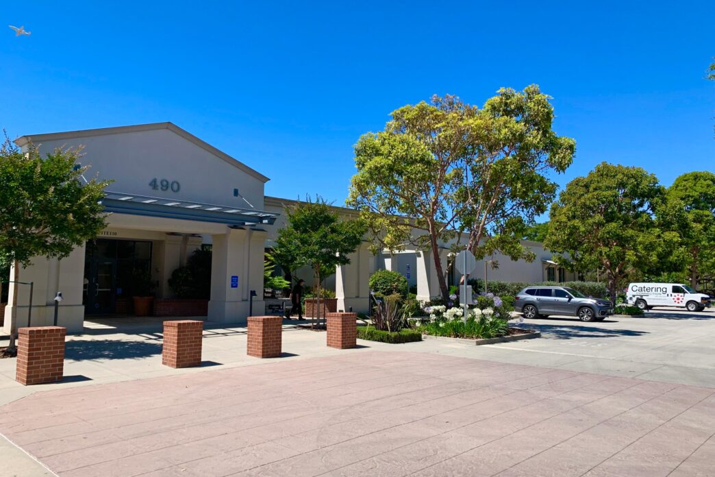 venue/architecture
Fachada del lugar del Inmobiliare Summits, una conferencia de bienes raíces en LATAM. Arquitectura moderna y elegante.