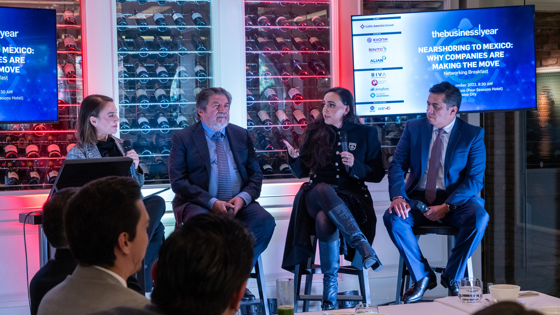 Panelistas en Inmobiliare Summits, conferencia de real estate en México. Conversación sobre nearshoring. Año 2022.