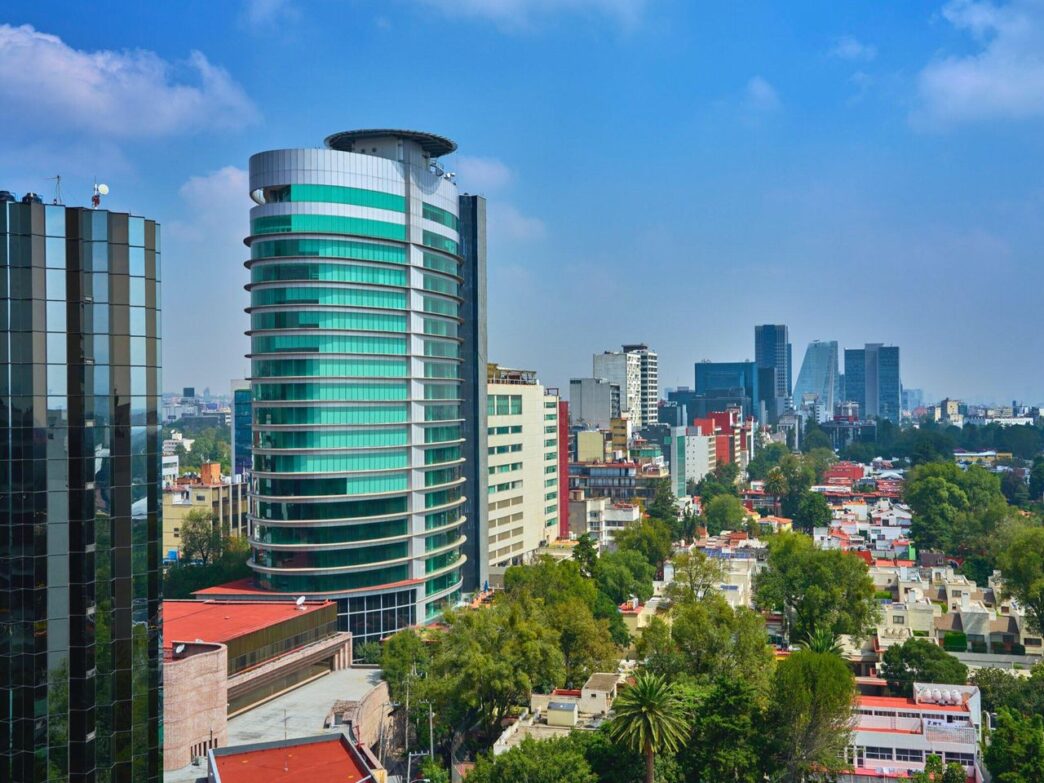 Venue/architecture.

Vista panorámica de la ciudad de México, sede de Inmobiliare Summits, evento líder de real estate en LATAM. Edificios modernos destacan.