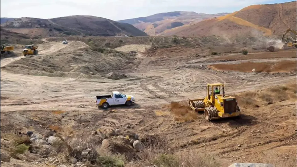 Venue/architecture.

Preparación de terreno en Baja California para proyecto inmobiliario. Maquinaria pesada trabajando en el sitio. Desarrollo urbano en México.