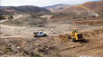 Venue/architecture.

Preparación de terreno en Baja California para proyecto inmobiliario. Maquinaria pesada trabajando en el sitio. Desarrollo urbano en México.