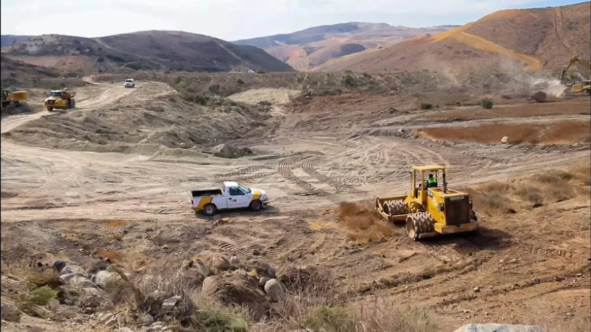 Venue/architecture.

Preparación de terreno en Baja California para proyecto inmobiliario. Maquinaria pesada trabajando en el sitio. Desarrollo urbano en México.