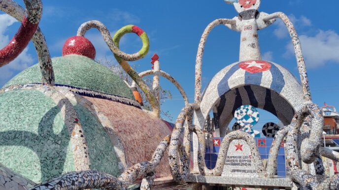 Venue/architecture.

Vista del parque urbano en La Habana, Cuba, que Rusia replicará. Arquitectura única en la ciudad. #InmobiliareSummits #realestate #LATAM