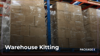 Darkstores impulsan evaluar inmuebles por m³. Almacén con cajas apiladas, reflejando el impacto en la valoración inmobiliaria logística.