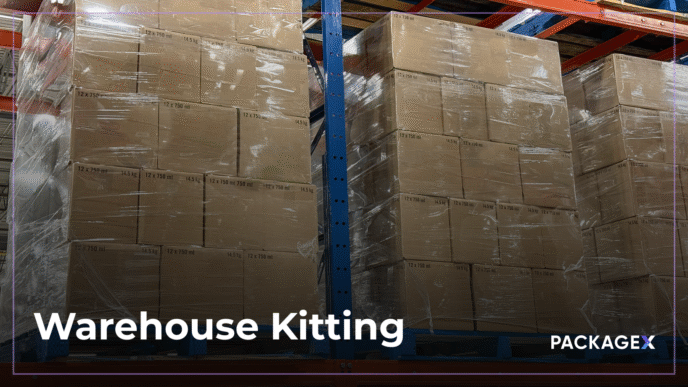 Darkstores impulsan evaluar inmuebles por m³. Almacén con cajas apiladas, reflejando el impacto en la valoración inmobiliaria logística.