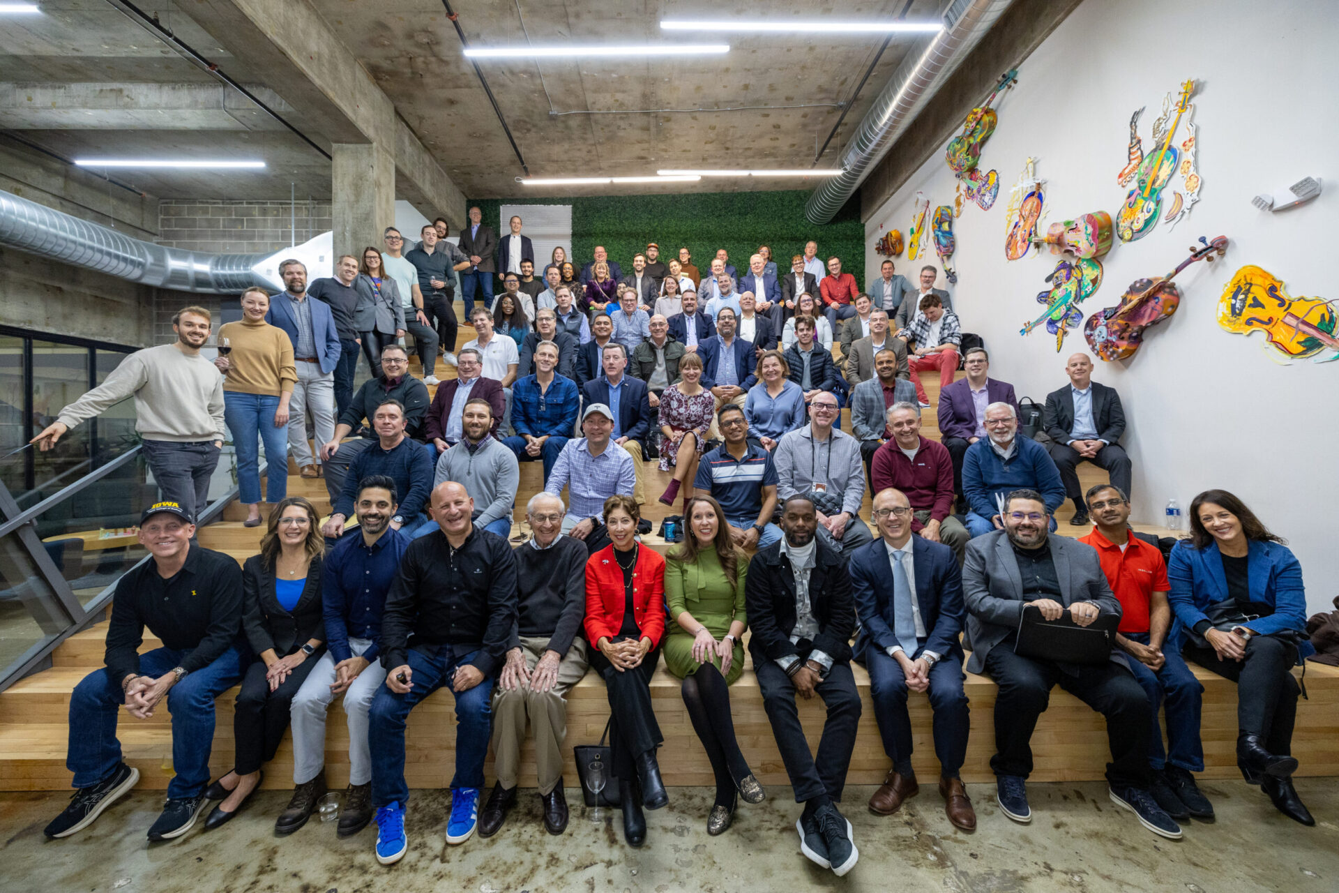 Grupo diverso en escalera, celebrando expansión de Sagard en Manhattan, con implicaciones LATAM. Ambiente moderno y colaborativo. Inversión y negocios.