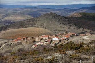 Vista de un pueblo en Salamanca, con casas de tejas rojas y campos cultivados al fondo, mostrando el potencial de desarrollo industrial rural