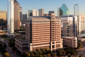 Edificio CBRE en Dallas, TX, tras la salida de Vulcan Value Partners. Impacto en el mercado inmobiliario reflejado en la arquitectura urbana.