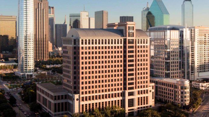 Edificio CBRE en Dallas, TX, tras la salida de Vulcan Value Partners. Impacto en el mercado inmobiliario reflejado en la arquitectura urbana.