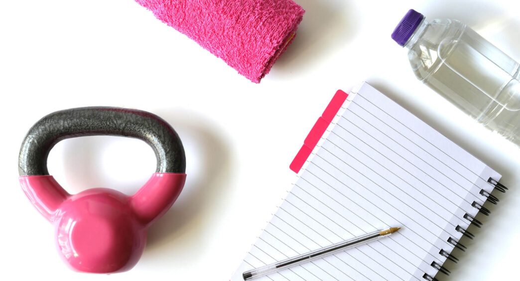 The category is not present in the image.

Plan de entrenamiento con pesa rusa, toalla, agua y cuaderno. Preparación para un estilo de vida saludable. #salud #bienestar #ejercicio