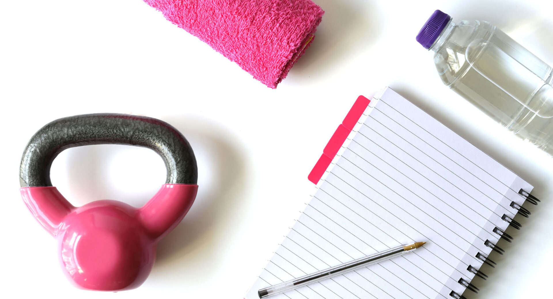 The category is not present in the image.

Plan de entrenamiento con pesa rusa, toalla, agua y cuaderno. Preparación para un estilo de vida saludable. #salud #bienestar #ejercicio