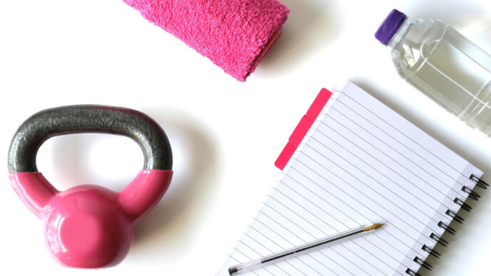 The category is not present in the image.

Plan de entrenamiento con pesa rusa, toalla, agua y cuaderno. Preparación para un estilo de vida saludable. #salud #bienestar #ejercicio
