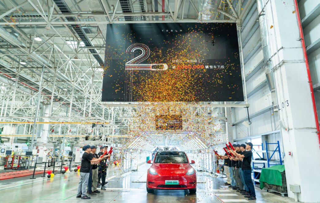 Venue/Architecture

Celebración en planta Tesla, China. Confeti y personal rodean un coche rojo. Inmobiliare Summits analiza el impacto en real estate LATAM.