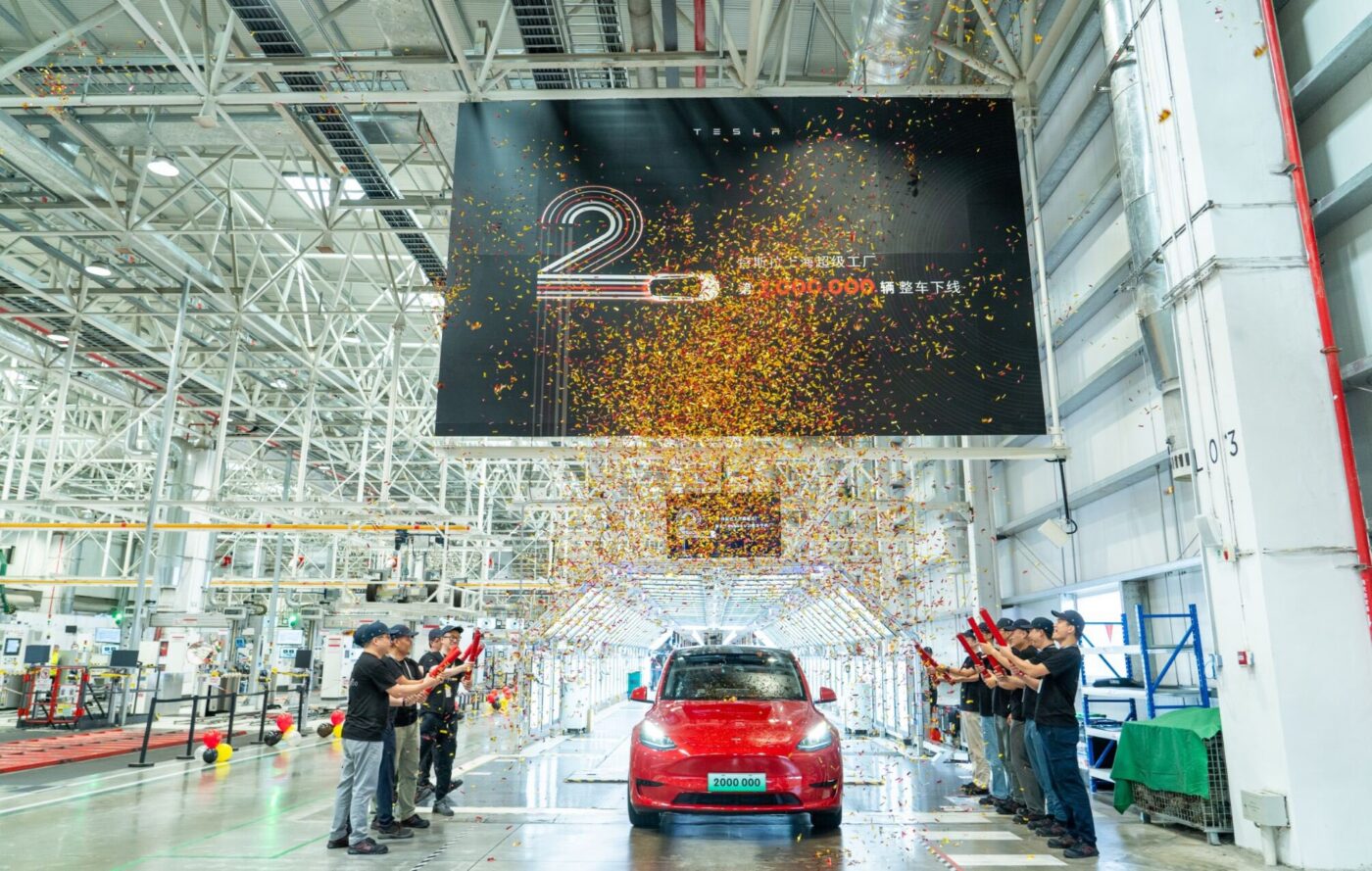 Venue/Architecture

Celebración en planta Tesla, China. Confeti y personal rodean un coche rojo. Inmobiliare Summits analiza el impacto en real estate LATAM.