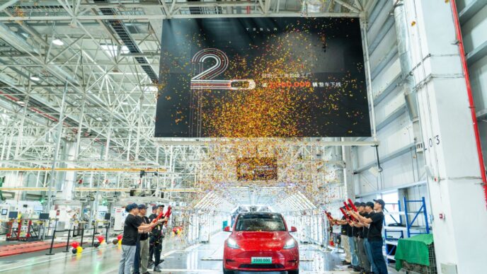 Venue/Architecture

Celebración en planta Tesla, China. Confeti y personal rodean un coche rojo. Inmobiliare Summits analiza el impacto en real estate LATAM.