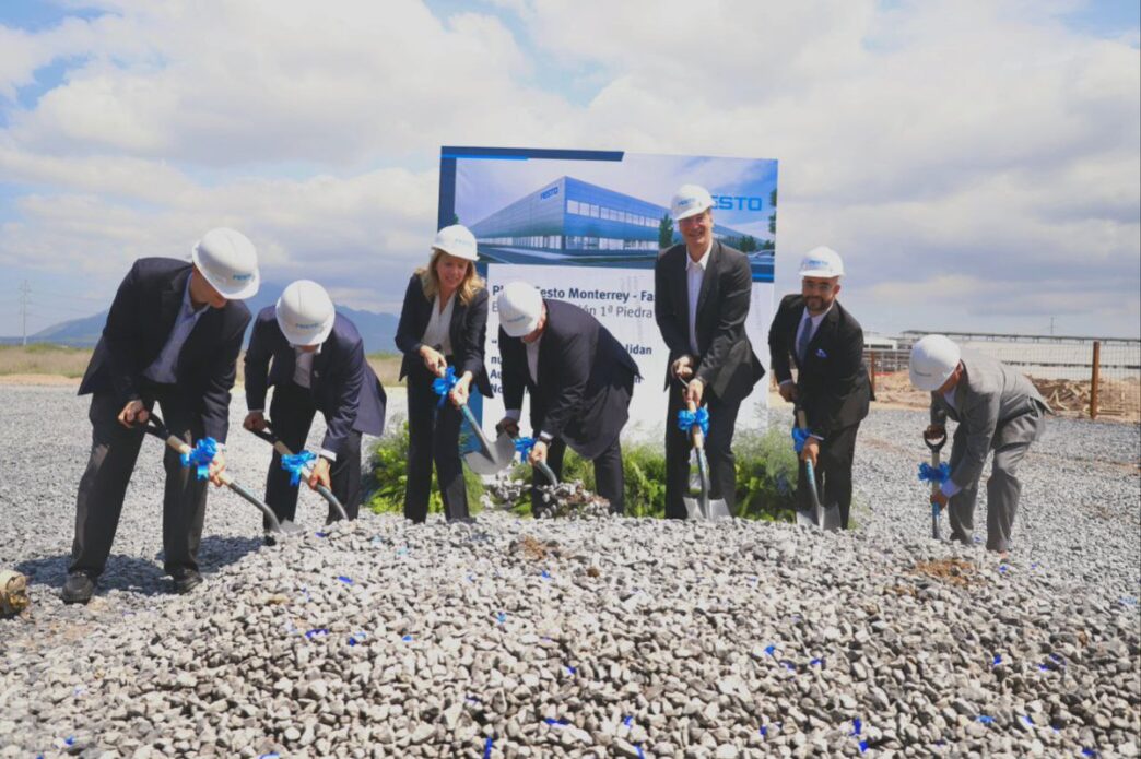 sponsors/branding

Colocación de la primera piedra de Festo en Nuevo León, México. Inversión en real estate LATAM. Celebración con palas y cascos blancos.