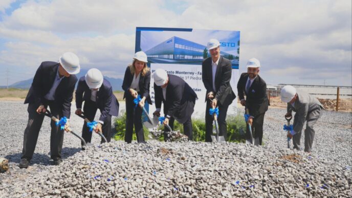 sponsors/branding

Colocación de la primera piedra de Festo en Nuevo León, México. Inversión en real estate LATAM. Celebración con palas y cascos blancos.