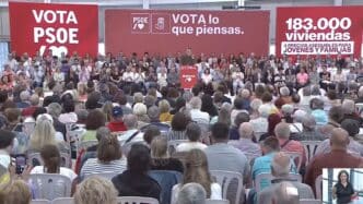 Conferencia sobre real estate y Ley de Vivienda en España. Orador ante el público en Mallorca. Evento con branding PSOE.