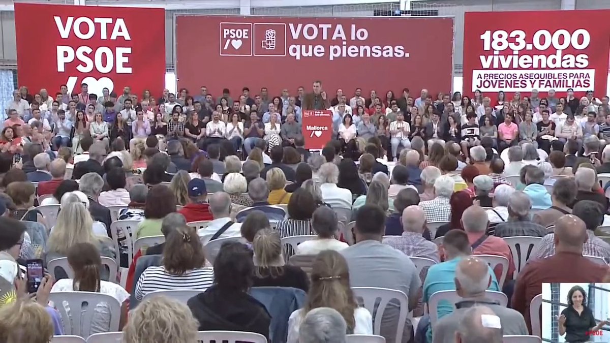 Conferencia sobre real estate y Ley de Vivienda en España. Orador ante el público en Mallorca. Evento con branding PSOE.