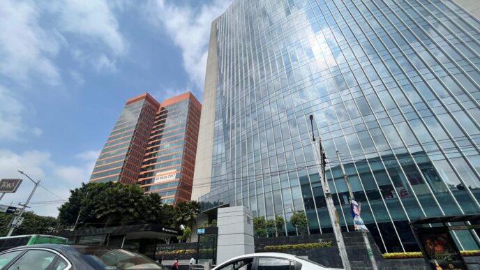 city/destination
Arquitectura moderna en Ciudad de México, posible sede de Inmobiliare Summits. Edificios altos y tráfico urbano. Impulso al sector real estate LATAM.